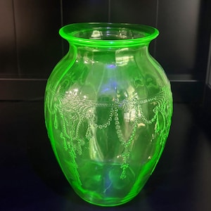ヴァセリンガラスのアンティーク花瓶 Antique Vaseline Glass Vase - Etsy
