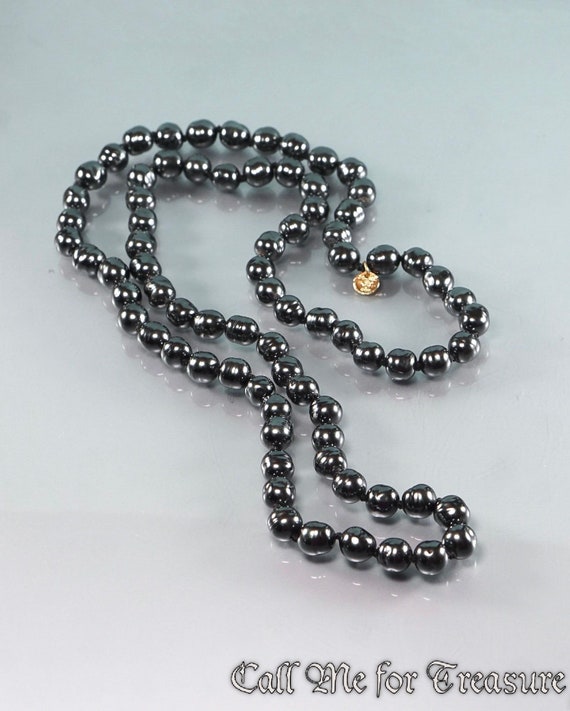 CHANEL 1981 glass pearl necklace / Vintage Chanel