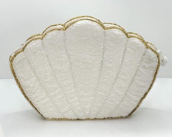 Pochette vintage Nina Ricci con conchiglie decorate con perline: borsetta da sera Art Déco a forma di sirena con finiture dorate.