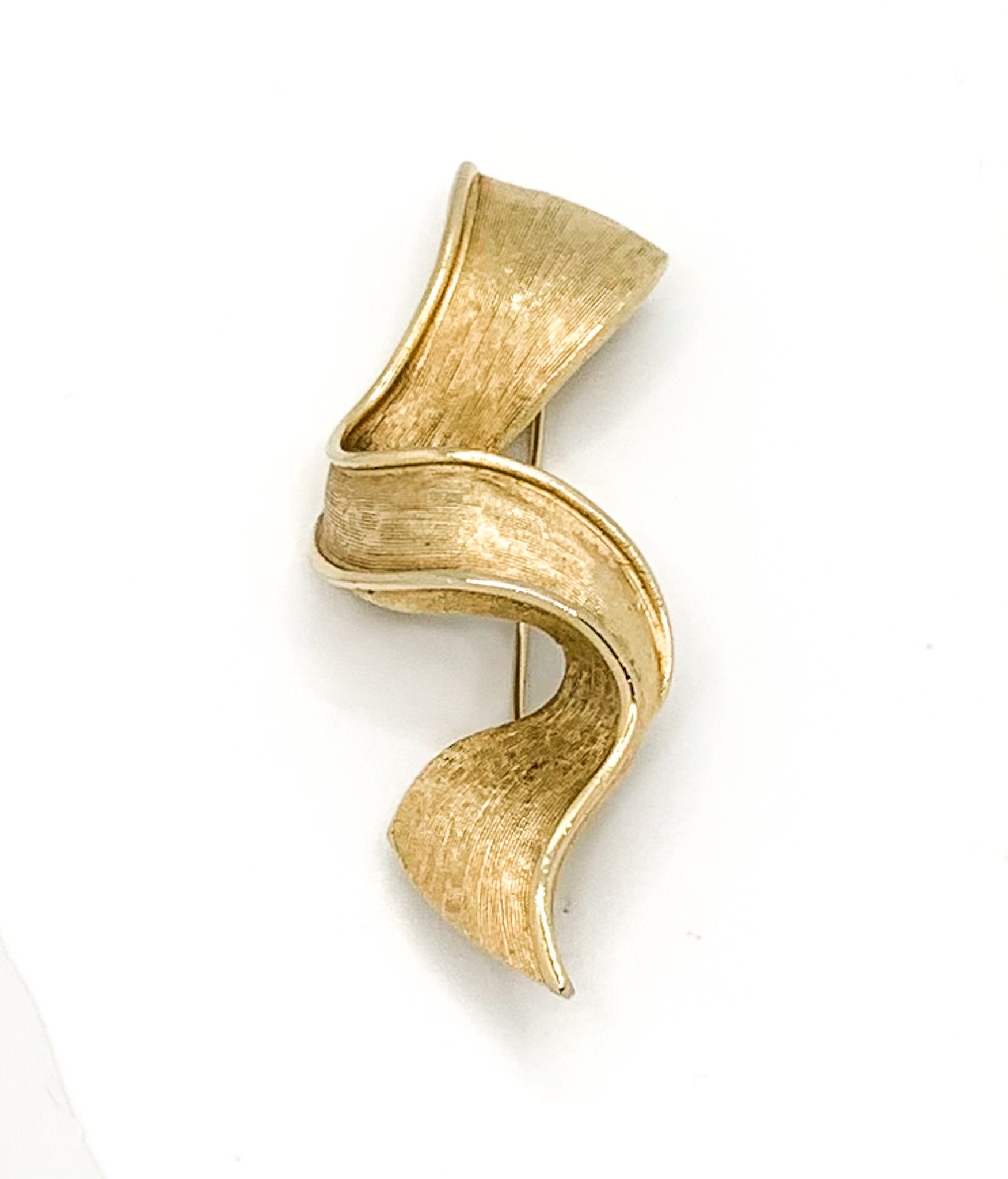 Vintage Kramer Brushed Gold Ribbon Brooch Pin / Vintage