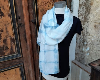 Foulard indigo, écharpe soie, teintures naturelles, cadeau unique femme, teint à la main, pièce unique, coloris bleu/blanc