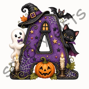Może przedstawiać: Fioletowa litera A ozdobiona motywami halloweenowymi, w tym czarnym kapeluszem czarownicy, uśmiechniętym białym duchem w fioletowej muszce, czarnym kotem w pelerynie, nietoperzem, dynią, dwiema zapalonymi świecami, pajęczynami i małymi złotymi gwiazdkami.