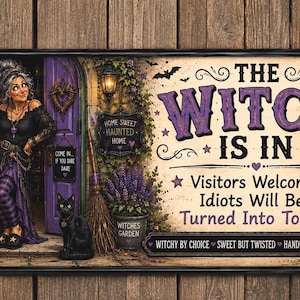 Könnte beinhalten: Ein rechteckiges Metallschild mit einer Hexe in einem Türrahmen, einer schwarzen Katze, einem Kessel und dem Text: THE WITCH IS IN, Visitors Welcome. Idiots Will Be Turned Into Toads. Es enthält Illustrationen von einem Besen und Mond.