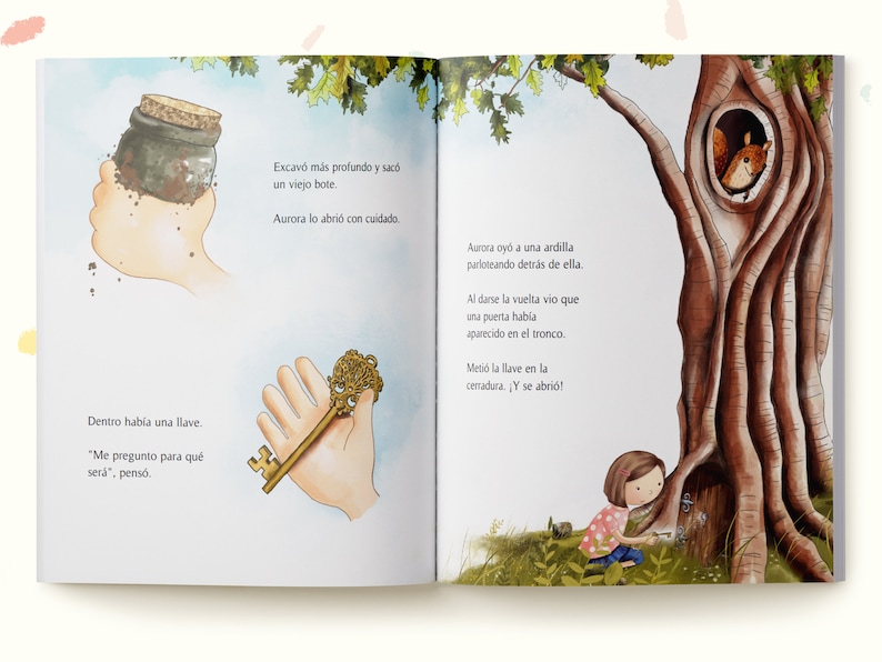 Peut inclure: Une fille creuse dans la terre et trouve un pot contenant une cl&eacute;. La cl&eacute; ouvre une porte cach&eacute;e dans le tronc d'un arbre. Le texte dit "Dentro hab&iacute;a una llave. "Me pregunto para qu&eacute; ser&aacute;", pens&oacute;.  Excav&oacute; m&aacute;s profundo y sac&oacute; un viejo bote. Aurora lo abri&oacute; con cuidado. Aurora oy&oacute; a una ardilla parloteando detr&aacute;s de ella. Al darse la vuelta vio que una puerta hab&iacute;a aparecido en el tronco. Meti&oacute; la llave en la cerradura. &iquest;Y se abri&oacute;!"