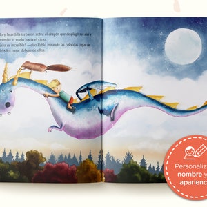 Peut inclure: Un dragon bleu et violet avec des ailes jaunes vole dans les airs avec un gar&ccedil;on assis sur son dos. Le dragon survole une for&ecirc;t et une pleine lune est visible dans le ciel. Le texte "Esto es increible!" est &eacute;crit sur l'image.