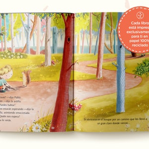Peut inclure: Un livre illustr&eacute; pour enfants ouvert &agrave; une page montrant un gar&ccedil;on et un &eacute;cureuil dans une for&ecirc;t. Le texte sur la page dit "Guau!" - a dit Pablo. "Viens" - a dit l'&eacute;cureuil. "Tu peux parler!"  "On t'attend" - a dit l'&eacute;cureuil en hochant la t&ecirc;te avec enthousiasme. "Qui nous attend?"  "Tu verras."