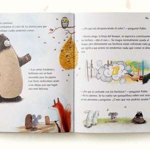 Peut inclure: Une illustration d'un livre pour enfants repr&eacute;sentant un ours, un renard, une souris et un hibou. Le texte dit : "Nous avons besoin de la couleur des plantes pour savoir lesquelles nous pouvons manger." et "Notre amie, la sorci&egrave;re de la for&ecirc;t, se trompe toujours dans ses sorts."