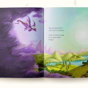 May include: A purple dragon flies through a cloudy sky, with a person riding on its back. The text on the page reads: "Aber du brauchst dich nicht vor ihr zu f&uuml;rchten. Komm mit und ich zeige dir: Sie steckt voller Wunder!"