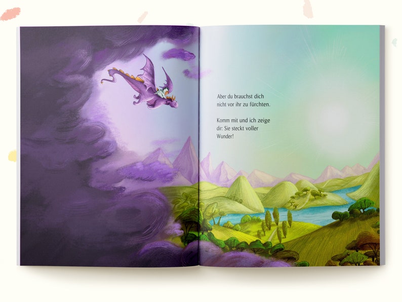 May include: A purple dragon flies through a cloudy sky, with a person riding on its back. The text on the page reads: "Aber du brauchst dich nicht vor ihr zu f&uuml;rchten. Komm mit und ich zeige dir: Sie steckt voller Wunder!"