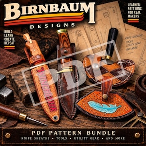 Peut inclure: Un ensemble de patrons PDF par Birnbaum Designs proposant des modèles en cuir pour étuis de couteaux, outils et accessoires. L'image montre deux couteaux dans leurs étuis, un porte-outil en cuir et une pièce en cuir avec une plume bleue.