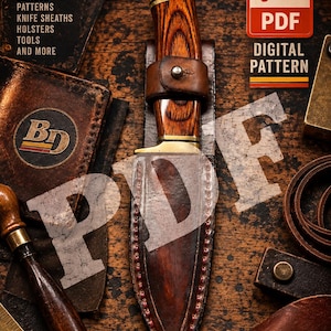 Pode incluir: Uma faca de lâmina fixa com cabo de grão de madeira e guarda de latão, presa em uma bainha de couro marrom escuro com fecho de pressão. A imagem inclui o texto Birnbaum Designs, PDF Digital Pattern e Build Learn Create Repeat.
