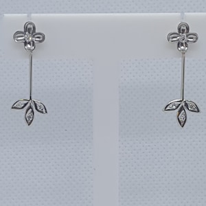 14kt White Gold Floral Design Diamond Dangle Earrings, Like New, Screw Back Posts, Single Cut Diamonds of Approx. .10cttw., 4.5 Gr, 1.25 In