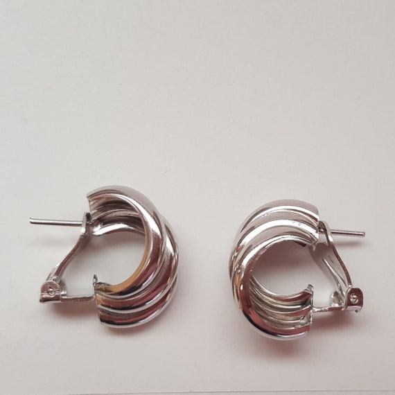 18kt White Gold Triple Hoop Earrings, Like New Co… - image 3