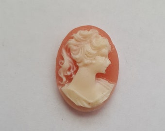 Loose Cameo of a Lady&#39;s Profile, 18 x 13 mm in diameter, Very Condition. Perfect for a Custom Jewelry Creation