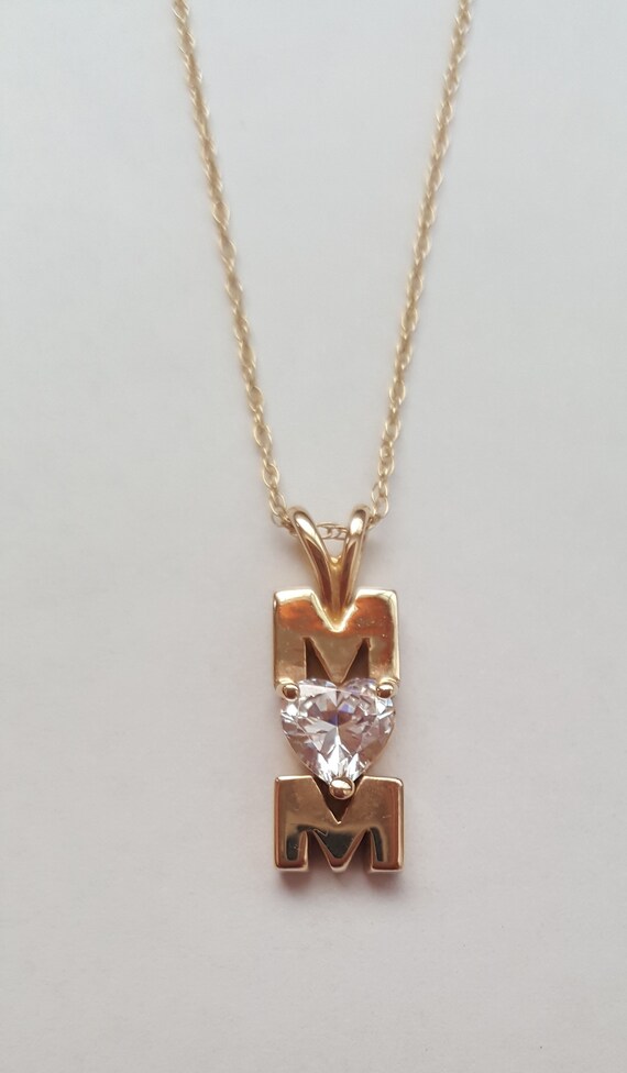 14kt イエロー ゴールド MOM ペンダント、ハート型キュービック 