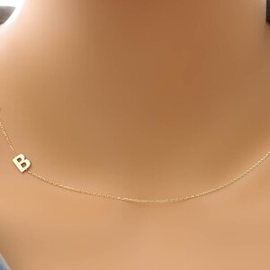 Seitlich Initial Halskette Gold, Gold Initial Halskette, Buchstabe Halskette Gold, mehrere Initial Halskette, 14k Gold Initial Halskette, Mom Geschenk