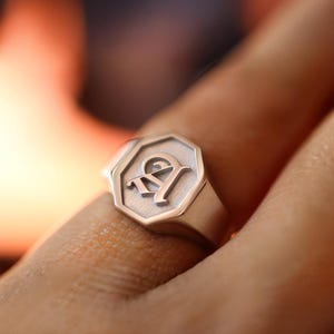 Anillo de sello con inicial grabada, anillo de sello personalizado, anillo de sello de plata, anillo de sello con inicial, anillo de sello de plata esterlina, anillo de sello grabado