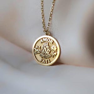 Gold Amor Fati Halskette, Amor Fati Halskette, Liebe des Schicksals Halskette, Amor Fati Kette Halskette, Amor Fati Symbol Halskette, AmorFati Halskette