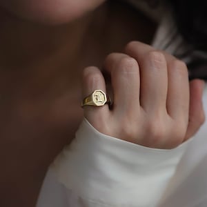 Anillos con letras de oro, anillo con sello inicial de oro, anillo con sello de oro, anillo con inicial de oro, anillo con inicial, anillos con letras, anillo con inicial para hombre, anillo para el meñique