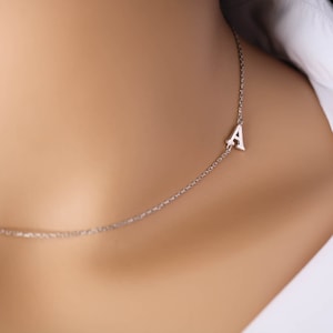 Colar com inicial lateral, colar com inicial de prata, colar com letras laterais, colar com inicial, colar com letras, colar com letras em prata