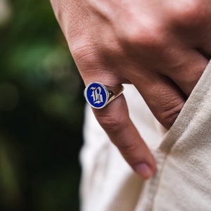 Anillo con sello inicial de esmalte azul, anillo con sello inicial de oro, anillo con inicial, anillo con sello de letra, anillo con inicial de oro, anillo con inicial de plata, negro