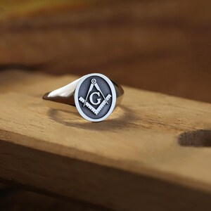 freemason masonic ring in silver with oxidized background