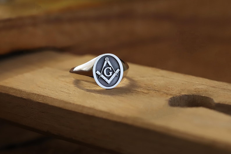 freemason masonic ring in silver with oxidized background