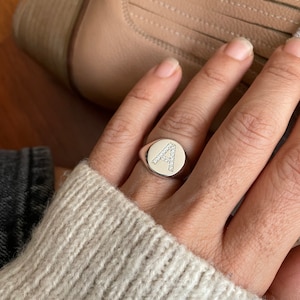 Anel de sinete com inicial de diamante de prata, anel com inicial de diamante, anel com letra de diamante, anel com inicial de prata esterlina, anel com inicial de prata,