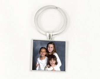 Photo keychain personalized with a picture, set in a metal charm of your choice, secured with glass