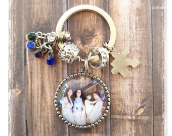 Photo keychain custom made with your picture.  Set in a beautiful 1" round metal charm with tree of life on back