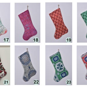 Può includere: Set di otto calze di Natale colorate con vari disegni a motivi. Le calze sono realizzate in tessuto e hanno una forma tradizionale di calza.