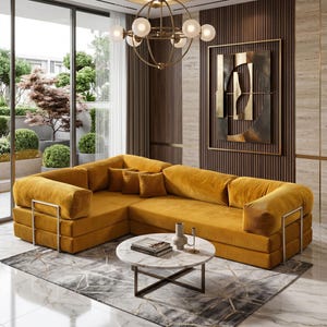 Puede incluir: Un sal&oacute;n moderno con un gran sof&aacute; seccional amarillo mostaza con detalles de metal plateado. Una mesa de centro redonda de m&aacute;rmol descansa sobre una alfombra estampada. Una l&aacute;mpara de ara&ntilde;a dorada cuelga encima y una obra de arte abstracta adorna la pared.
