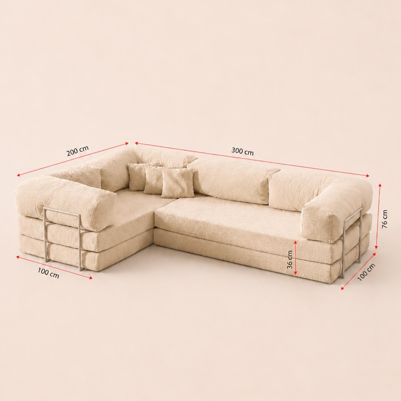 Puede incluir: Sof&aacute; esquinero modular beige, dimensiones 100 cm x 200 cm y 100 cm x 300 cm. El sof&aacute; tiene una altura de 76 cm y una altura de asiento de 36 cm. Incluye cojines cuadrados y reposabrazos met&aacute;licos.