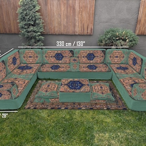 Può includere: Un set di tre tazze in ceramica con finitura maculata e opaca. Le tazze sono nei toni del crema, grigio chiaro e grigio scuro. Ogni tazza ha un design semplice e minimalista e un manico arrotondato.