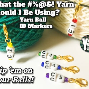 Pode incluir: Marcadores de identificação de novelos de lã dourados com contas brancas e números pretos. Os marcadores estão presos a um novelo de lã turquesa. O texto "What the #%@&! Yarn Should I Be Using? Yarn Ball ID Markers" está na parte superior da imagem. O texto "Clip 'em on your Balls!" está na parte inferior da imagem.