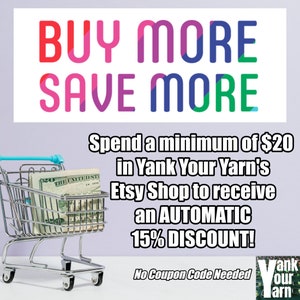 K&ouml;nnte beinhalten: Ein Miniatur-Einkaufswagen gef&uuml;llt mit einem Zwanzig-Dollar-Schein. Der Text lautet "BUY MORE SAVE MORE" und "Spend a minimum of $20 in Yank Your Yarn's Etsy Shop to receive an AUTOMATIC 15% DISCOUNT! No Coupon Code Needed"