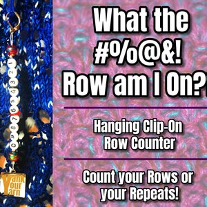 Puede incluir: Una tela de crochet azul y blanca con un contador de filas colgante. El contador es una cuenta blanca con números negros y un amuleto dorado que dice "Yank our yarn". El texto en la imagen dice "What the #%@&! Row am I On?? Hanging Clip-On Row Counter Count your Rows or your Repeats!"