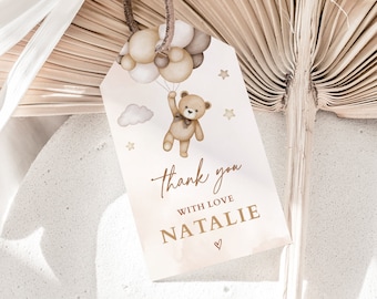 Peut inclure: Une étiquette de remerciement blanche avec un ours en peluche brun tenant des ballons. L'étiquette dit "Merci avec amour Natalie".