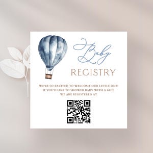 Könnte beinhalten: Quadratische Baby-Registry-Karte mit einer Aquarell-Illustration eines Heißluftballons in Blautönen. Die Worte "Baby Registry" sind in eleganter Schrift geschrieben. Enthält einen QR-Code und Text: "Wir freuen uns sehr, unser Kleines willkommen zu heißen!"