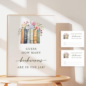 Op de afbeelding: Een verticaal bord en twee bijpassende kaarten met een aquarelillustratie van vijf boeken bekroond met kleurrijke bloemen. De tekst luidt: GUESS HOW MANY bookworms ARE IN THE JAR? De kaarten bevatten lijnen voor een naam en een gok.