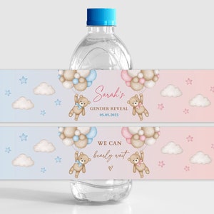 Op de afbeelding: Waterfleslabel met een roze en blauwe gradi&euml;nt achtergrond. Het label toont twee teddyberen die ballonnen, wolken en sterren vasthouden. De tekst op het label luidt "Sarah's Gender Reveal 05.05.2023" en "We can bearly wait".