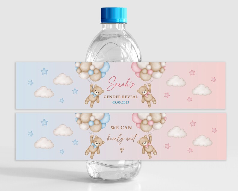 Op de afbeelding: Waterfleslabel met een roze en blauwe gradi&euml;nt achtergrond. Het label toont twee teddyberen die ballonnen, wolken en sterren vasthouden. De tekst op het label luidt "Sarah's Gender Reveal 05.05.2023" en "We can bearly wait".