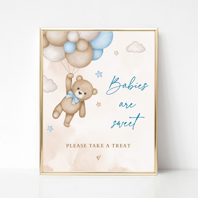 Puede incluir: Impresi&oacute;n enmarcada con borde dorado. Ilustraci&oacute;n en acuarela de un oso de peluche sosteniendo globos. El oso lleva un lazo azul. El texto dice: "Babies are sweet" y "Please take a treat".
