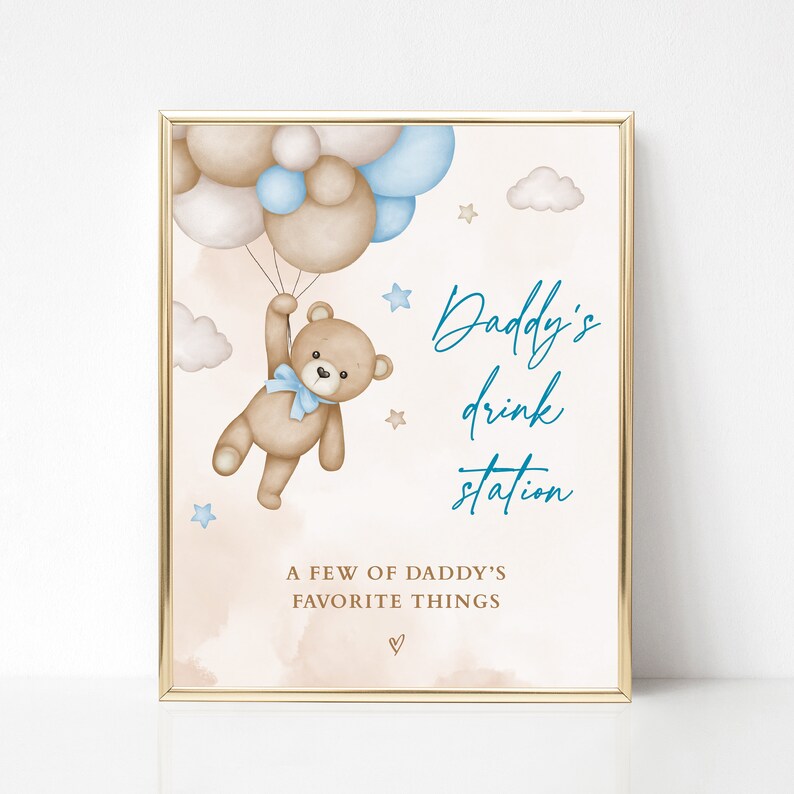 Puede incluir: Una impresi&oacute;n enmarcada con un borde dorado presenta un oso de peluche sosteniendo globos. El oso lleva un lazo azul y est&aacute; suspendido por globos marrones, blancos y azules. El texto dice "Daddy's drink station" y "A few of Daddy's favorite things."