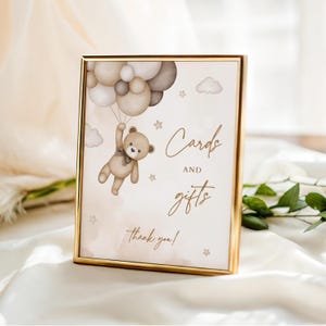 Letrero con tarjetas y regalos de osito de peluche de género neutro, letrero decorativo de espera de osito para revelar el género, tema imprimible para baby shower con osito