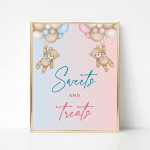 Op de afbeelding: Een printbaar bord met een blauwe en roze ombre achtergrond. Twee teddyberen houden ballonnen vast. De tekst op het bord luidt "Sweets and Treats".