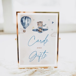 Karten und Geschenke Tischschild, Abenteuer erwartet Reise-Babyparty, Flugzeug-Geburtstagsfeier, Pilot-Teddybär für Babyjungen-Dusche
