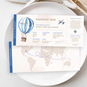 Convite para chá de bebê com cartão de embarque, balão de ar quente e avião com tema de viagem azul, convite para cartão de embarque Adventure Awaits, avião e mundo