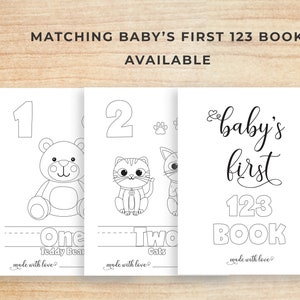 K&ouml;nnte beinhalten: Schwarz-wei&szlig;e druckbare Seiten f&uuml;r ein erstes 123-Buch f&uuml;r Babys. Die Seiten zeigen die Zahlen 1 und 2 mit entsprechenden Illustrationen eines Teddyb&auml;ren und zweier Katzen. Die Titelseite lautet "baby's first 123 book".