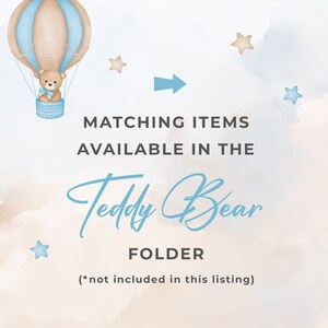 Puede incluir: Ilustraci&oacute;n en acuarela de un oso de peluche en un globo aerost&aacute;tico con tonos azules y beige. El texto dice: "ART&Iacute;CULOS A JUEGO DISPONIBLES EN LA carpeta Teddy Bear (*no incluido en este listado)" con estrellas.